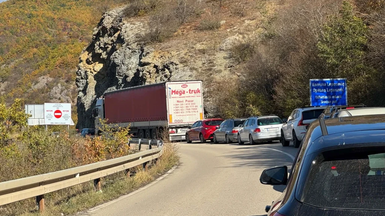 Zgjedhjet në Serbi shkaktojnë kolona në disa pika kufitare, deri në 3 orë pritje për të dal nga Kosova
