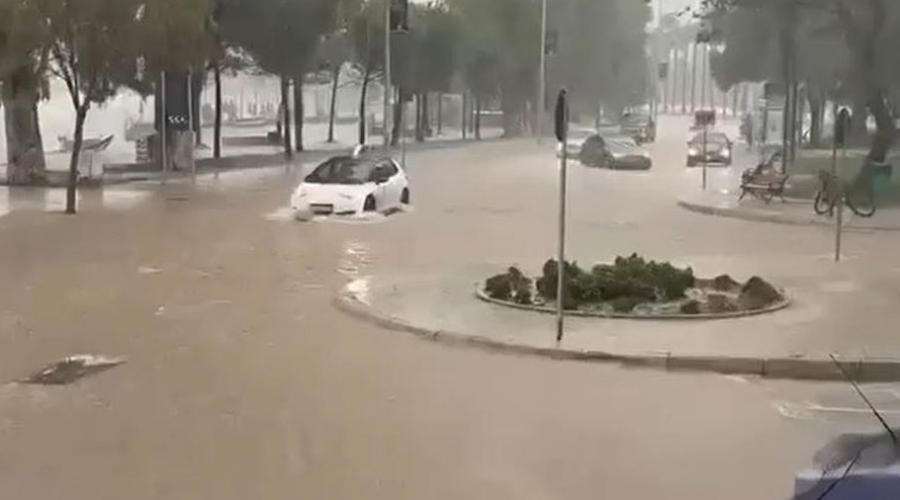 Reshjet përmbytin rrugët në Vlorë  probleme në disa zona