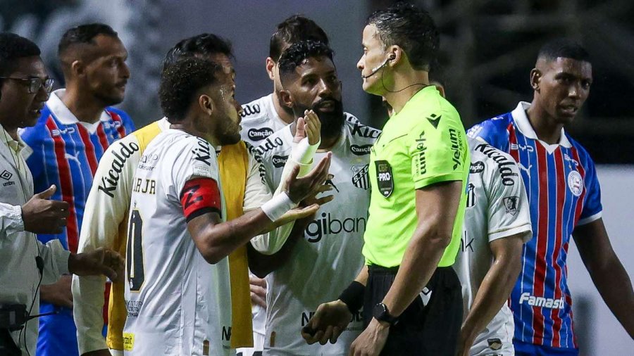 Neymar përjashtohet me karton të kuq, humb kontrollin dhe tenton të sulmojë kundërshtarin