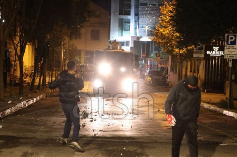 Të rinjtë protestues gurë drejt Policisë  thyejnë xhama te Kryesia e Kuvendit