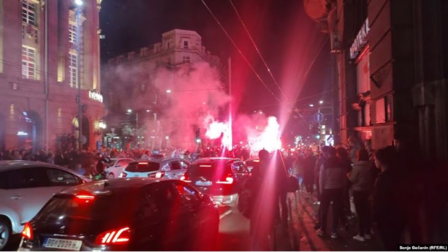 Festë në qendër të Beogradit pas humbjes së Vuçiqit