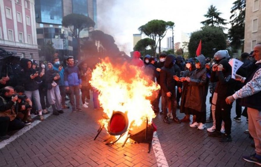 Të rinj protestues në ditën e 13-të të protestës, djegin karriget e dialogut para Kryeministrisë