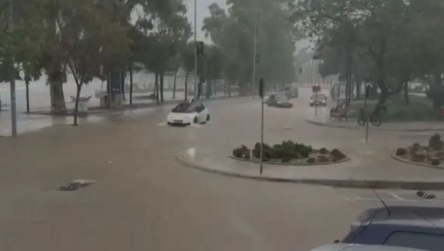 reshjet-e-shiut-shkaktojne-probleme-ne-vlore-permbyten-disa-rruge