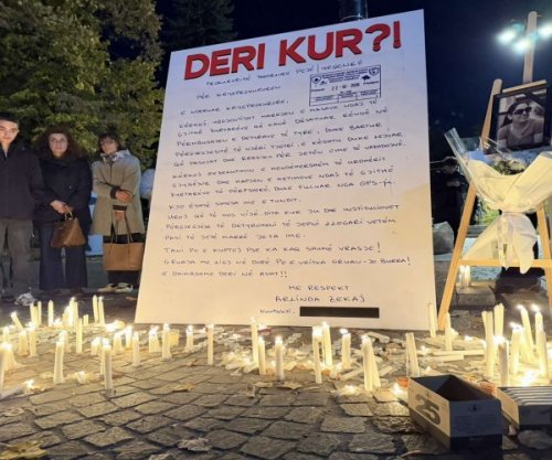 Qytetarët ndezin qirinj në Pejë, në kujtim të Arlinda Zekajt