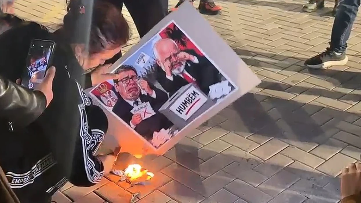 Protestuesit i vënë flakën posterit me Edi Ramën dhe Aleksandar Vuçiqin