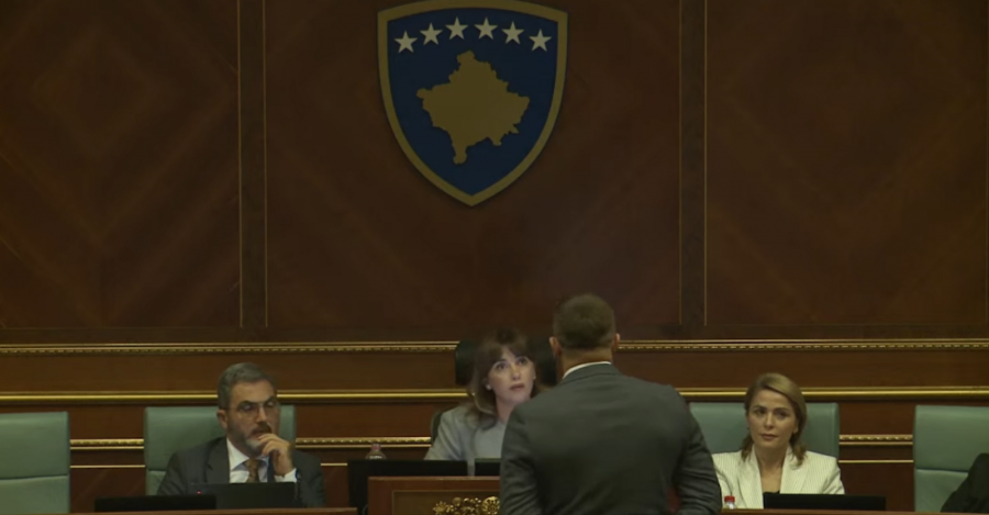 “Më ke akuzuar se kam ardh e dehur në Kuvend”, Haxhiu përplaset me Lushtakun: Ulu në vend
