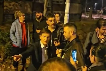 Kolaps brenda SNS-së, momenti kur Bërnabiq përplaset me qytetarët që festonin humbjen e Vuçiqit