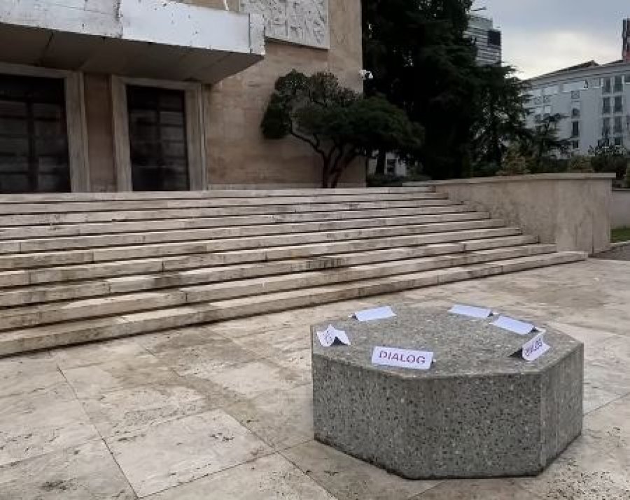 Rama fton sërish studentët për dialog  kësaj here me një tavolinë prej guri