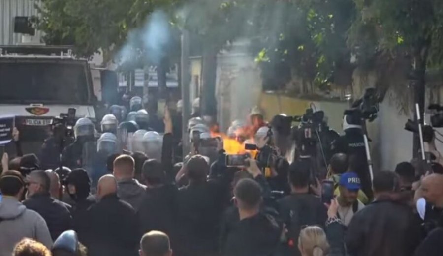 14 ditë protestë, pjesëmarrje më e ulët dhe situatë e qetë në Tiranë