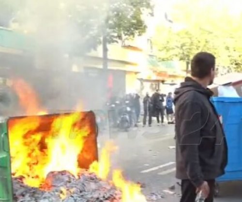 Protestuesit në Tiranë ua vënë flakën koshave të mbeturinave në mes të rrugës