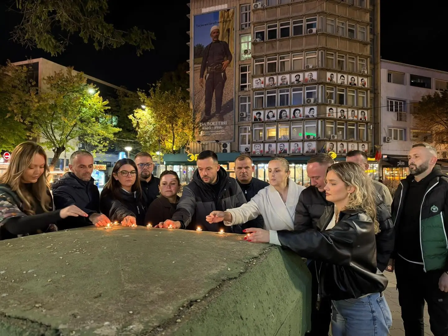 Arian Tahiri dhe asamblistët e Mitrovicës ndezin qirinj në nderim të Arlinda Zekajt