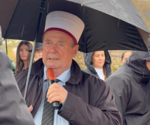 Ceremonia e varrimit të Arlinda Zekajt, imami i fshatit në lot: Duhet ta presim djalin, po e sjellin policia