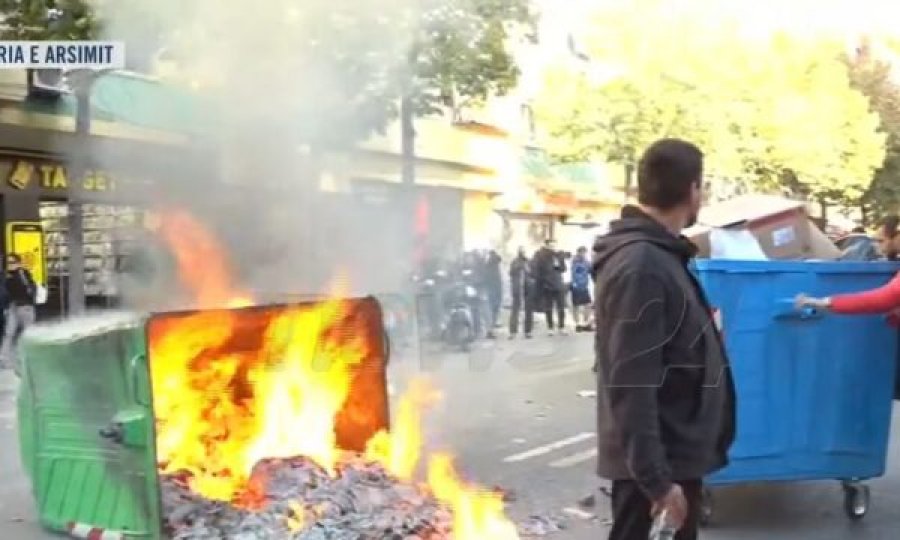 Protestuesit në Tiranë ua vënë flakën koshave të mbeturinave në mes të rrugës