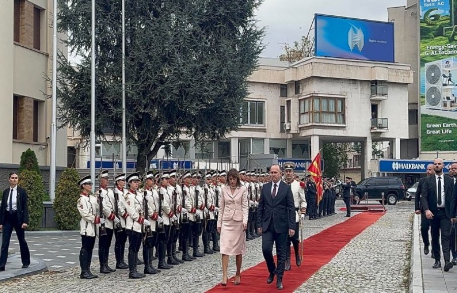 Haxhiu pritet me ceremoni shtetërore në Maqedoninë e Veriut