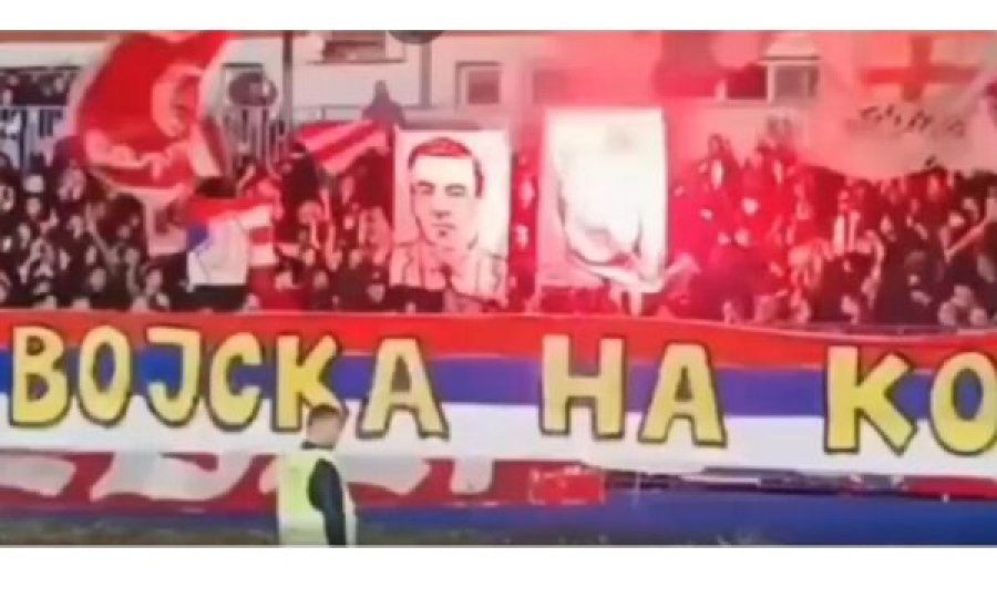 Tifozët e Zvezdës shfaqin urrejtje ndaj shqiptarëve, djegin figurat e Thaçit dhe Kurtit