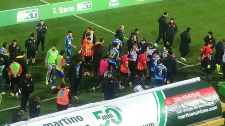 Panik në futbollin italian  lojtari bie pa ndjenja pak para ndeshjes dhe dërgohet në spital