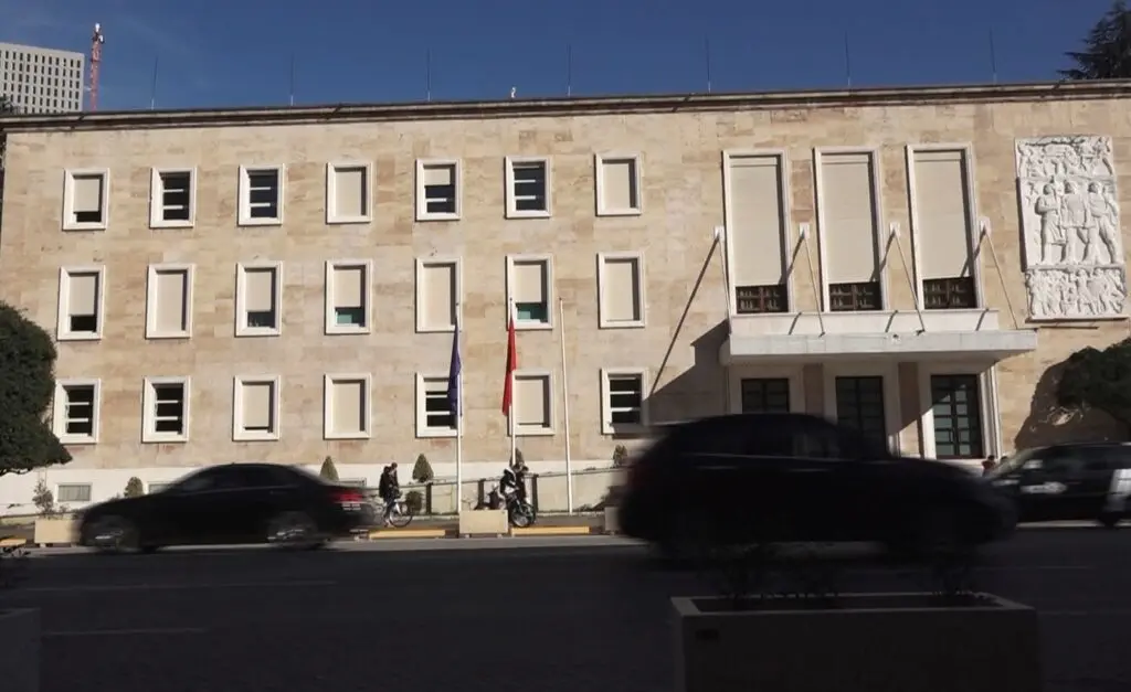 Dita e 15 të e tubimit në Tiranë  Protestuesit zhvendosen përpara Kryeministrisë