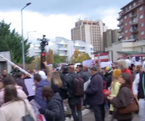 Thyhen rampat tek hyrja e Ministrisë së Drejtësisë, protestuesit futen brenda oborrit dhe kërkojnë dorëheqjen e Gërvallës