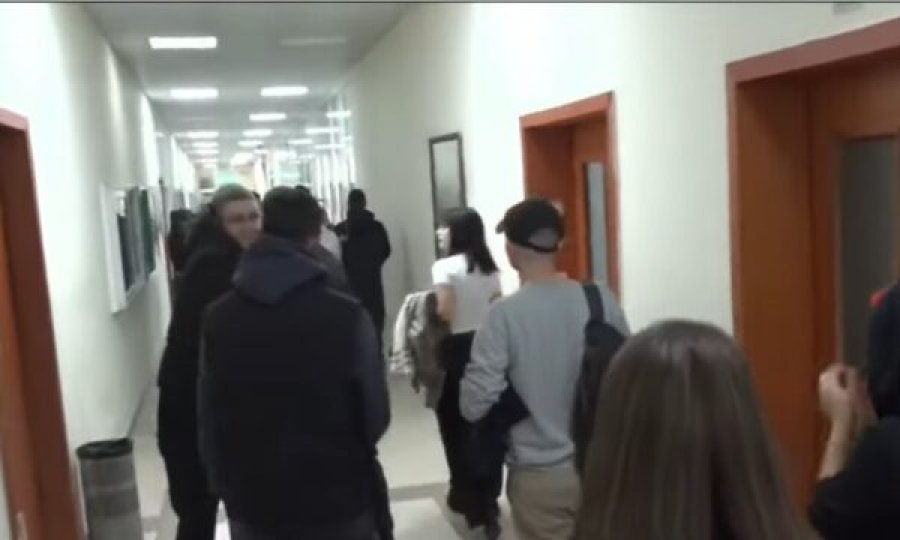 “Bojkotoni mësimin”, studentët futen në ambientet e Fakultetit Ekonomik në Tiranë