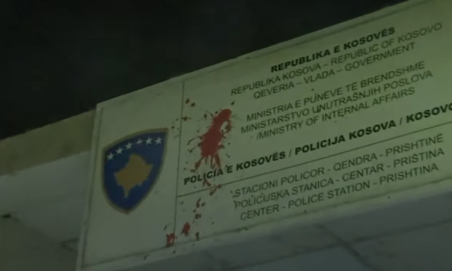 Protestuesit hedhin letrën e Arlinda Zekajt dhe ngjyrë të kuqe para objektit të Policisë së Kosovës