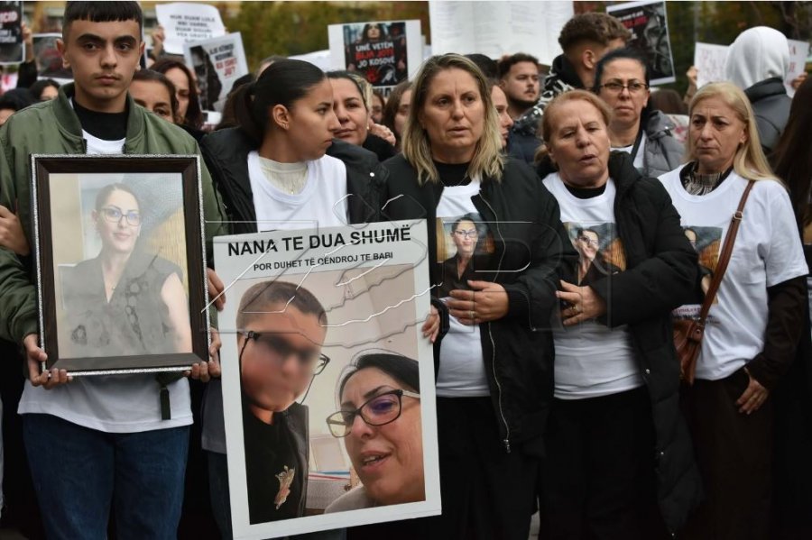 Familjarët e Arlinda Zekajt i bashkohen protestës në Prishtinë