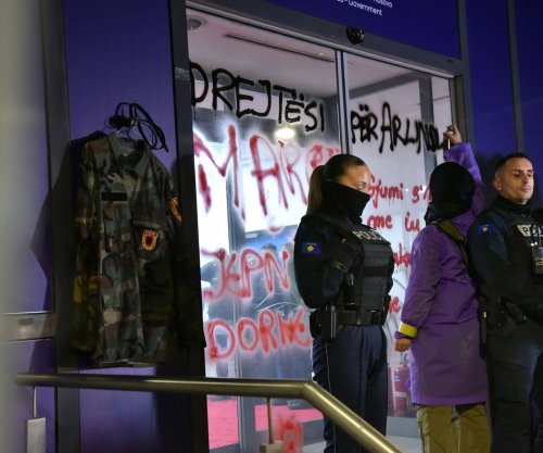“Marre”, “Drejtësi”, “Dorëheqje” – Protestuesit shkruajnë mesazhe në dyert e Qeverisë