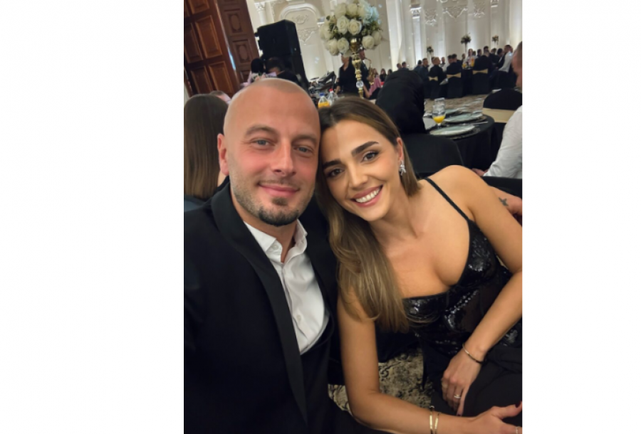 Si rrallëherë  Adrian Gaxha shfaqet krah bashkëshortes Sidorela  ndan momente të veçanta familjare