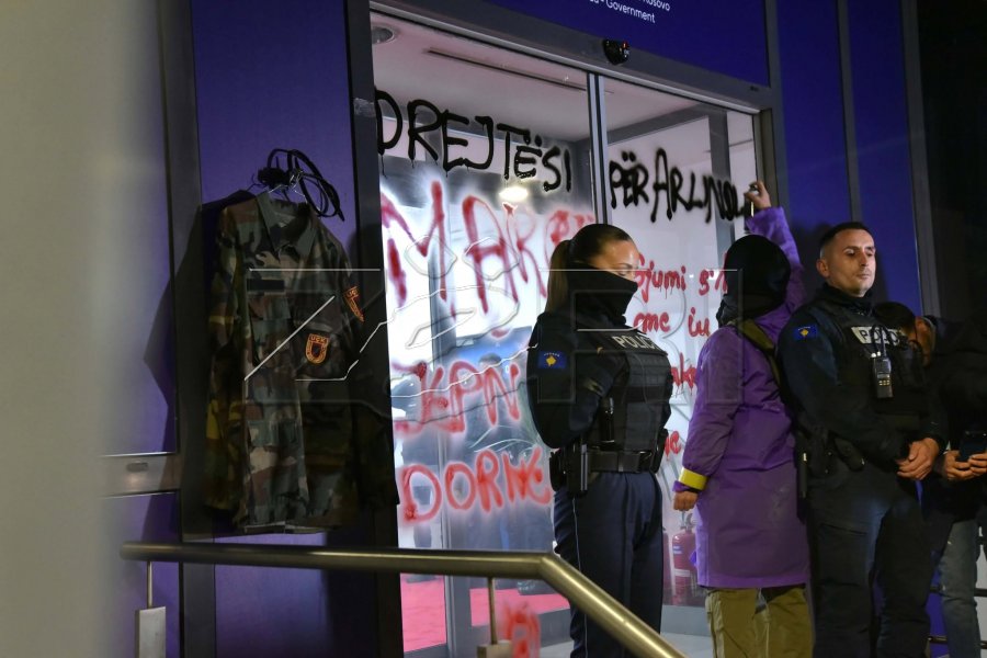 “Marre”, “Drejtësi”, “Dorëheqje” – Protestuesit shkruajnë mesazhe në dyert e Qeverisë