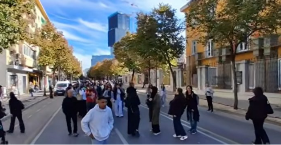 Studentë protestues mblidhen te Ministria e Arsimit në Tiranë