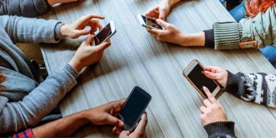 Adoleshentët që kalojnë më shumë se 9 orë në rrjetet sociale rrezikohen nga depresioni