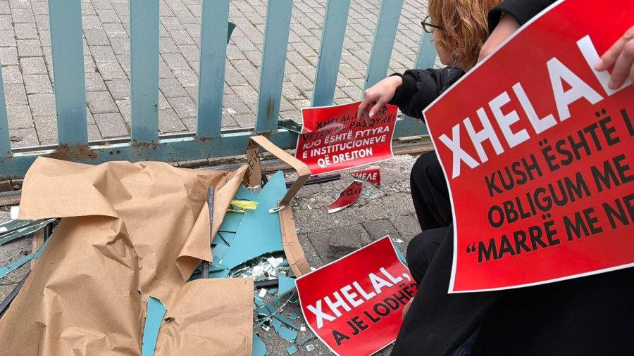 Organizata QIKA me aksion simbolik para Ministrisë së Punëve të Brendshme, thyen një pasqyrë