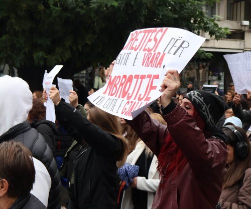 Protesta në Pejë për Arlinda Zekajn, njëri prej pjesëmarrësve u sulmua, Policia arrestoi dy persona