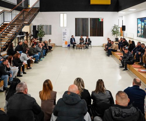 Çeku zhvillon takime me prindër në Pejë dhe Gjakovë për Strategjinë e Arsimit