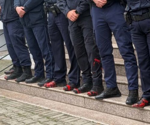 Pejë, protestuesit lyejnë me ngjyrë të kuqe këpucët e policisë