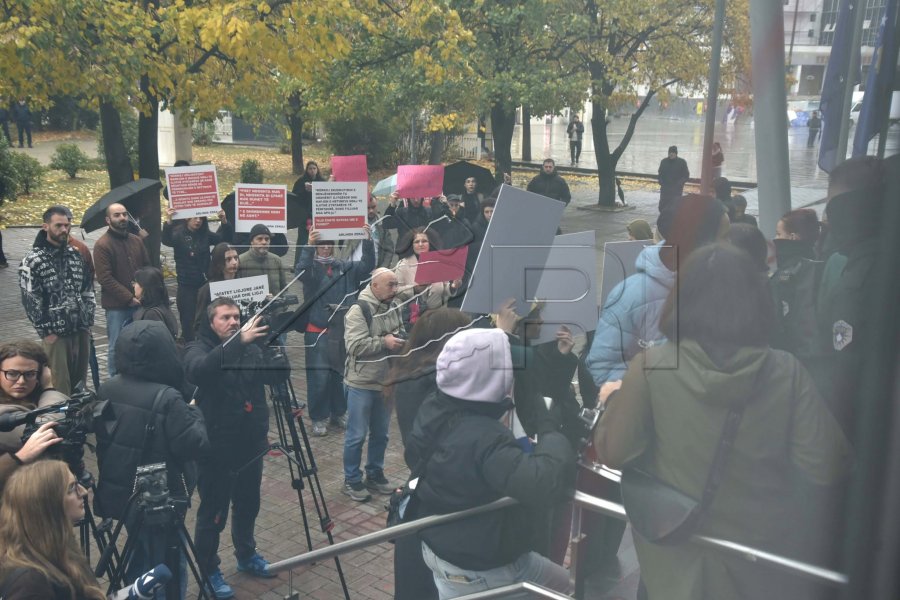 Dita e tretë e protestës për vrasjen e Arlindës, protestueset i afrohen derës së Qeverisë me thirrjet “Dilni jashtë”