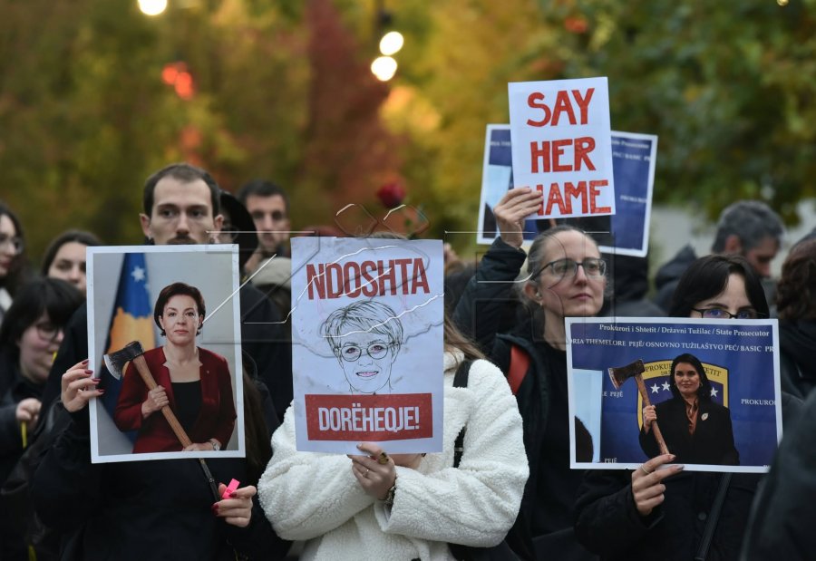 Dita e tretë e protestës për rastin e Arlinda Zekajt, hedhen tymues para Ministrisë së Drejtësisë [foto]