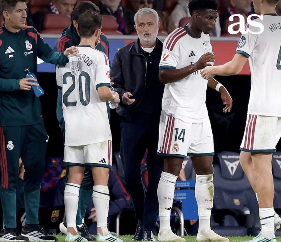 Lojtarët e Realit e ngritën Mourinhon në ajër pas triumfit ndaj Barcelonës
