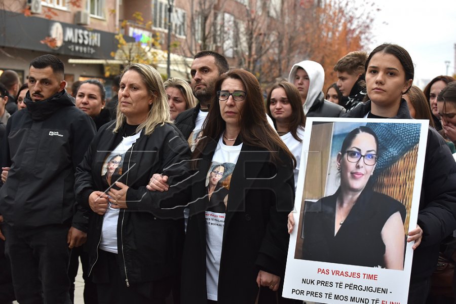 Familjarët e Arlindës mblidhen në sheshin e Pejës për protestë