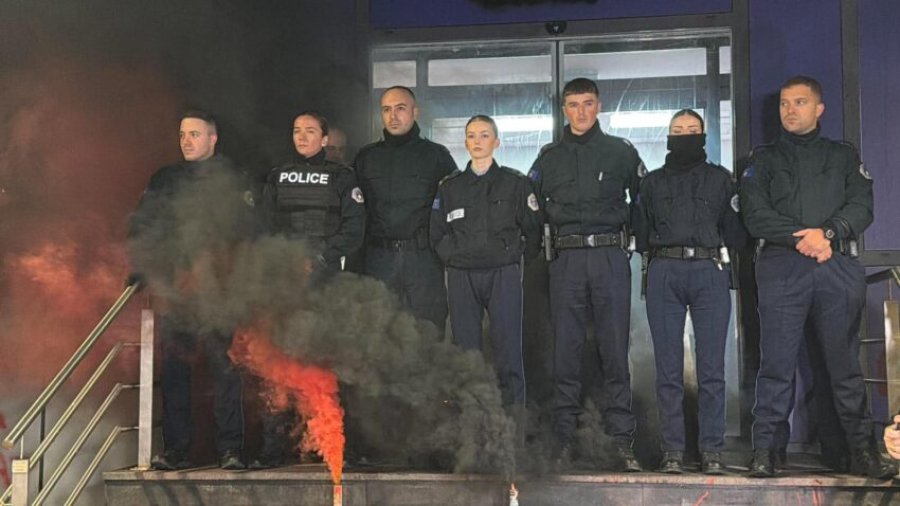 Protestuesit gjuajnë fishekzjarre në drejtim të objektit të Qeverisë