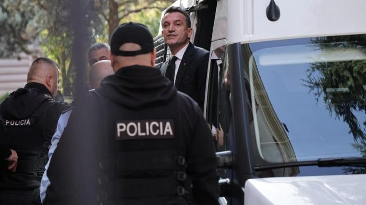 Transferimi i Veliajt në Burgun e Fierit  Ministria e Drejtësisë u përgjigjet Çuçit dhe Xhafajt  Po verifikohen procedurat