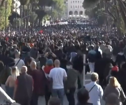 Protesta studentore në Tiranë, studentët dhe pedagogët mblidhen para Ministrisë
