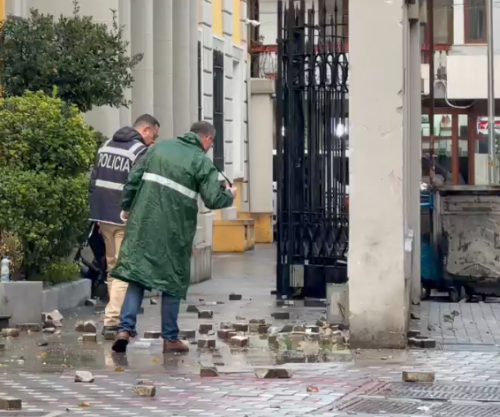 Tensionet në protestë, ekspertët e kriminalistikës në Ministrinë e Arsimit në Tiranë