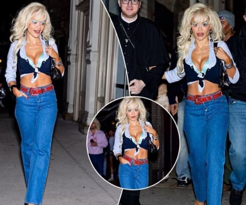 Rita Ora mahnit me dukjen, ndërsa transformohet si ikona Dolly Parton për Halloween