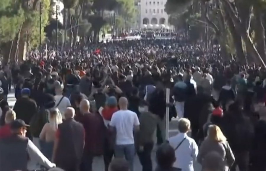 Protesta studentore në Tiranë, studentët dhe pedagogët mblidhen para Ministrisë