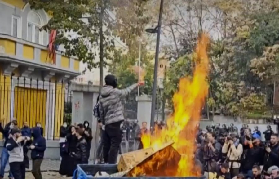 Protesta në Shqipëri: Digjen koshat e mbeturinave te Ministria e Arsimit, refuzohen deputetë