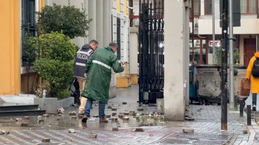 Tensionet në protestë, ekspertët e kriminalistikës në Ministrinë e Arsimit në Tiranë