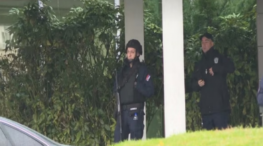 Policë të armatosur para bankës në pronësi të magnatit të lidhur me Vuçiqin në Beograd