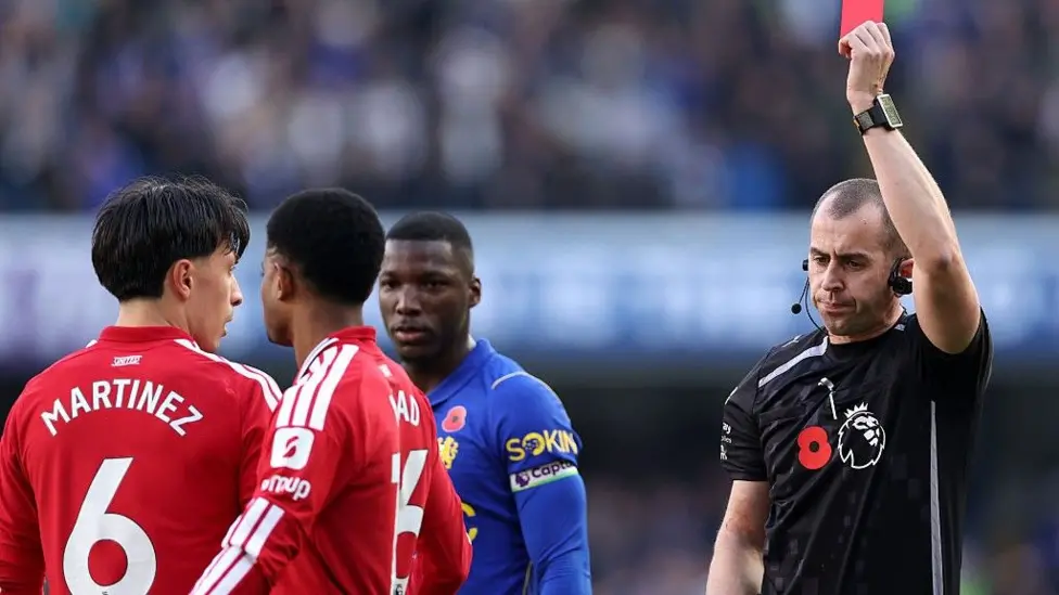 Chelsea fiton dhe thellon krizën e Unitedit, Martinez përfundon në qendër të kritikave