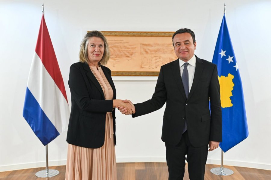 Kurti falënderon ambasadoren holandeze Karin Boven për kontributin e saj në Kosovë