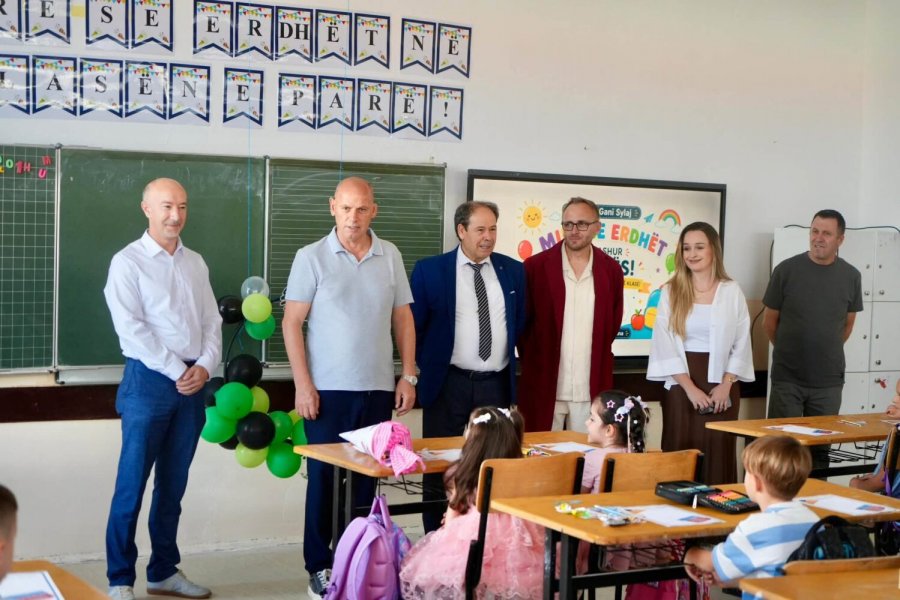 Lladrovci uron fillimin e vitit të ri shkollor  Uroj që të jetë vit i sukseseve dhe arritjeve